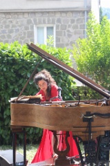 La Pianiste rouge 10 * 3744 x 2496 * (4.33MB)